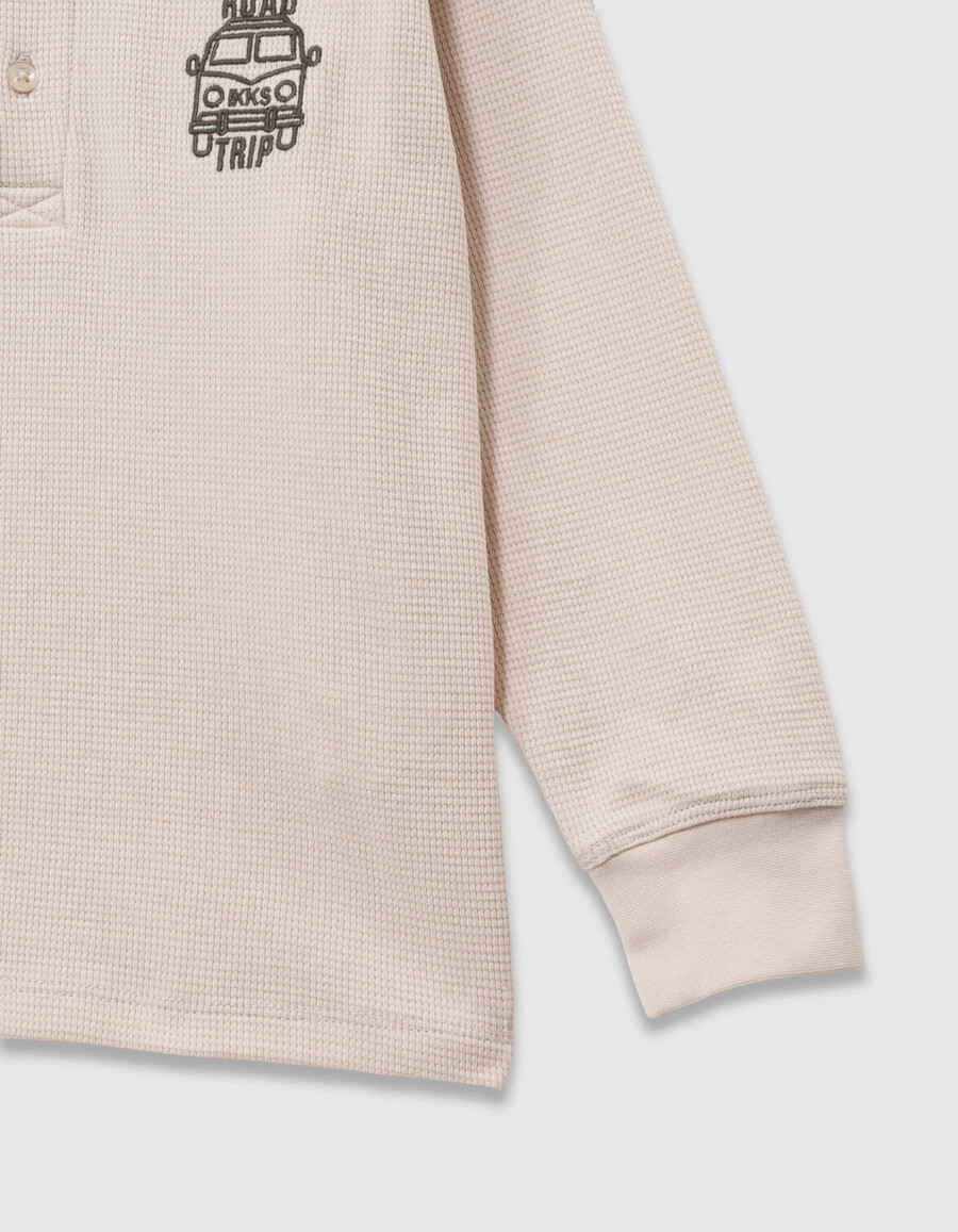 camiseta blanca de gofre para niño con bordados en la parte delantera y trasera