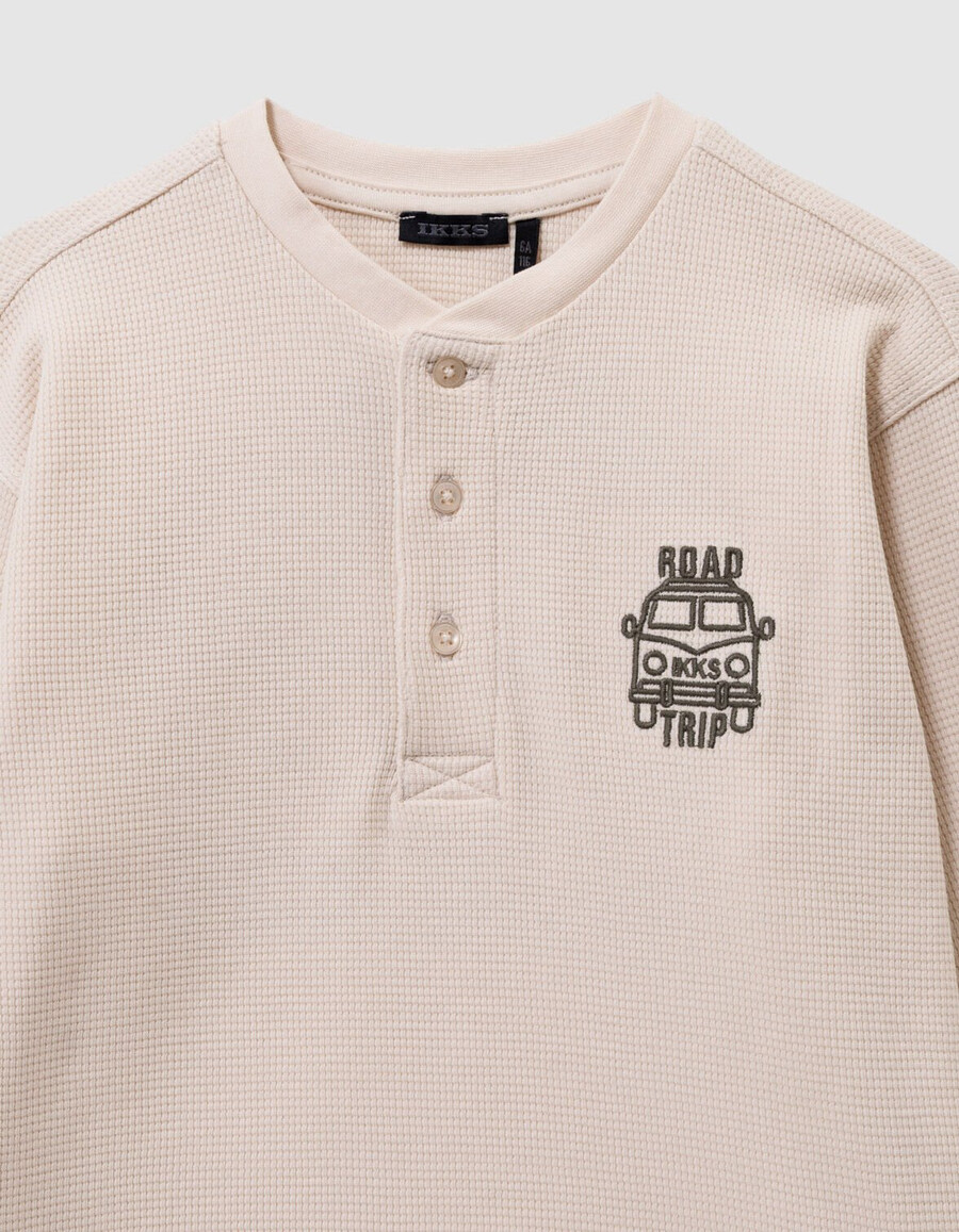 camiseta blanca de gofre para niño con bordados en la parte delantera y trasera