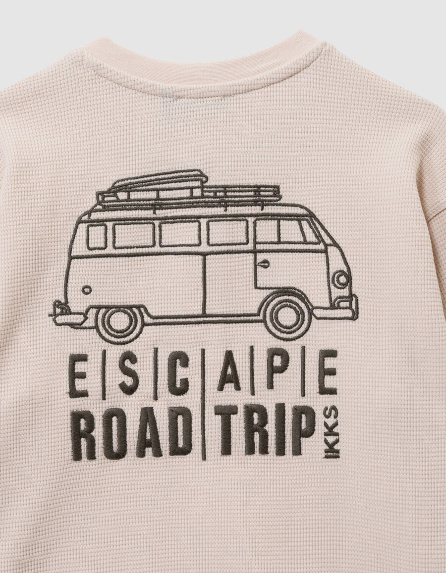 camiseta blanca de gofre para niño con bordados en la parte delantera y trasera