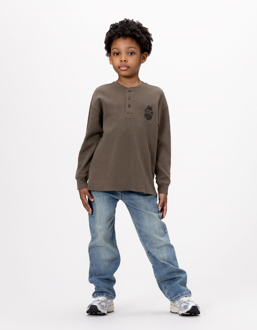 camiseta caqui tipo gofre para niño con bordados en la parte delantera y trasera