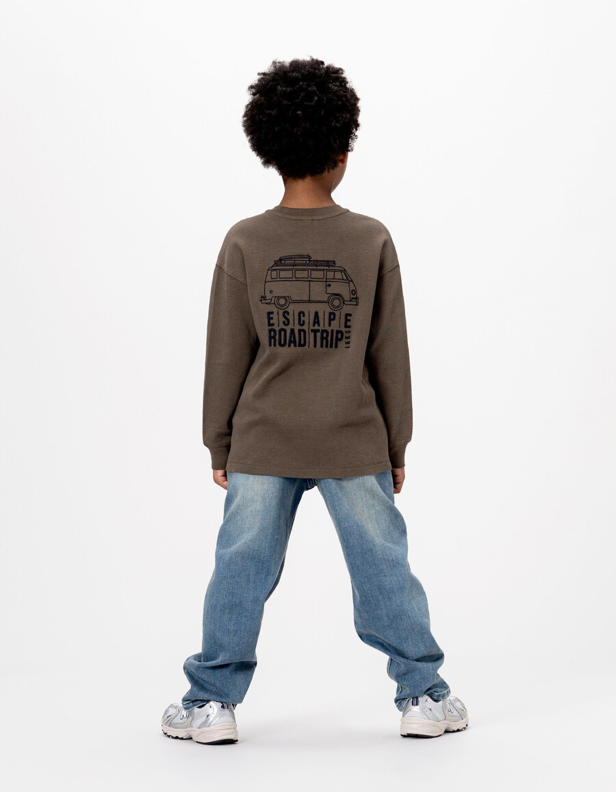 camiseta caqui tipo gofre para niño con bordados en la parte delantera y trasera