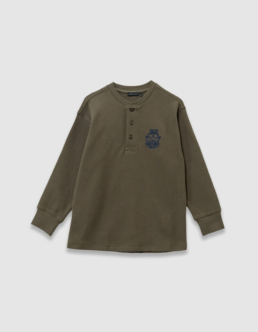 camiseta caqui tipo gofre para niño con bordados en la parte delantera y trasera