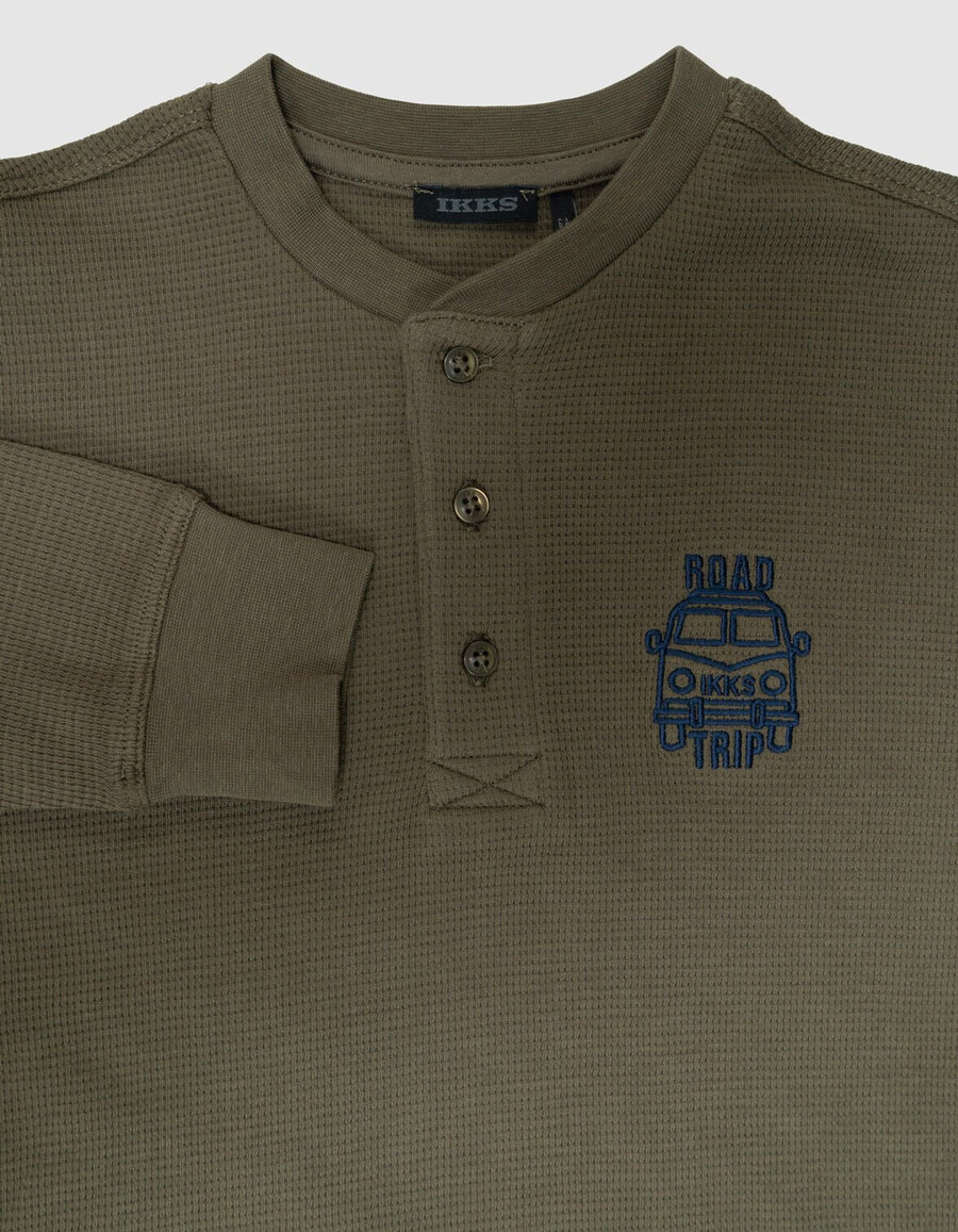 camiseta caqui tipo gofre para niño con bordados en la parte delantera y trasera