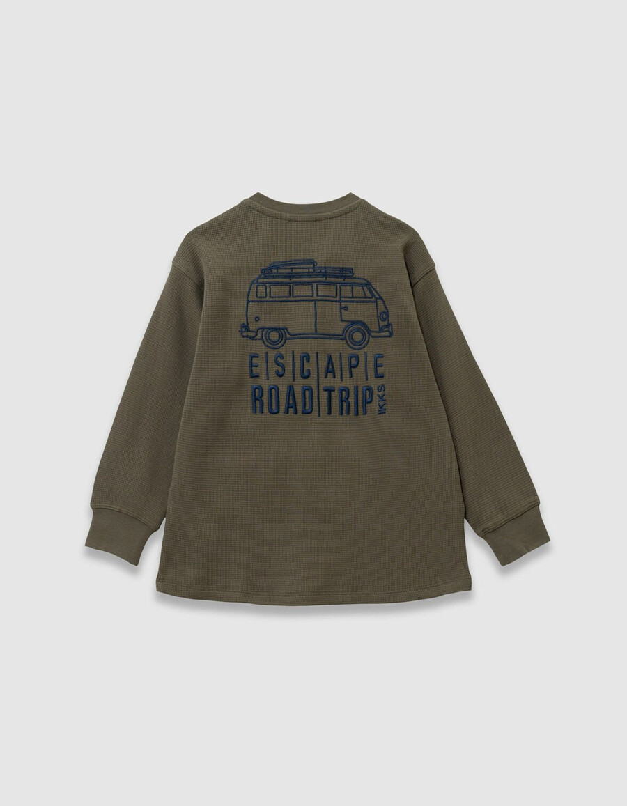 camiseta caqui tipo gofre para niño con bordados en la parte delantera y trasera
