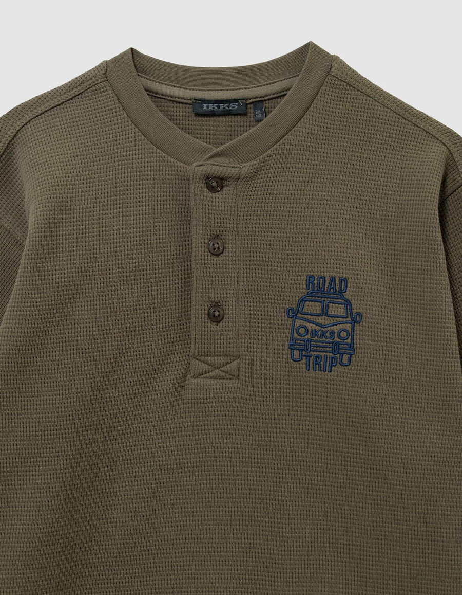 camiseta caqui tipo gofre para niño con bordados en la parte delantera y trasera