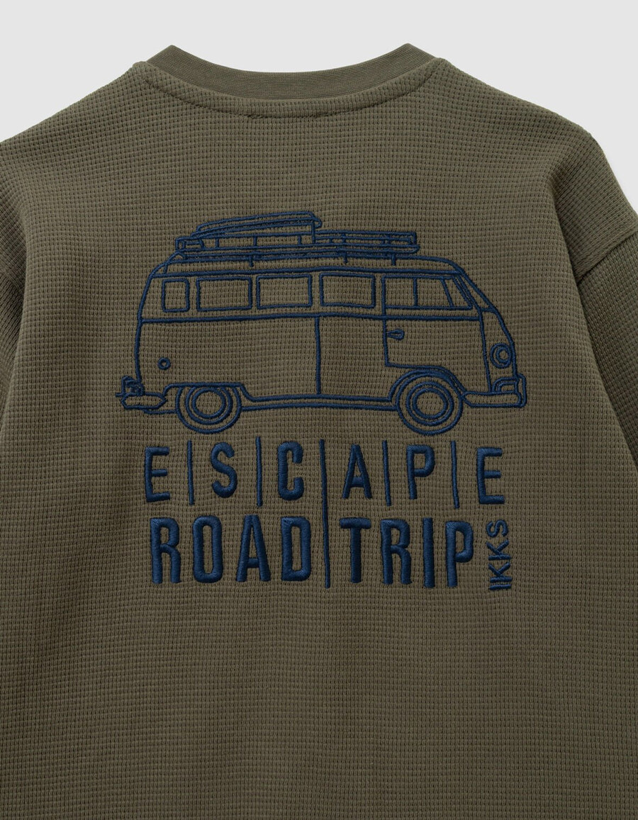 camiseta caqui tipo gofre para niño con bordados en la parte delantera y trasera