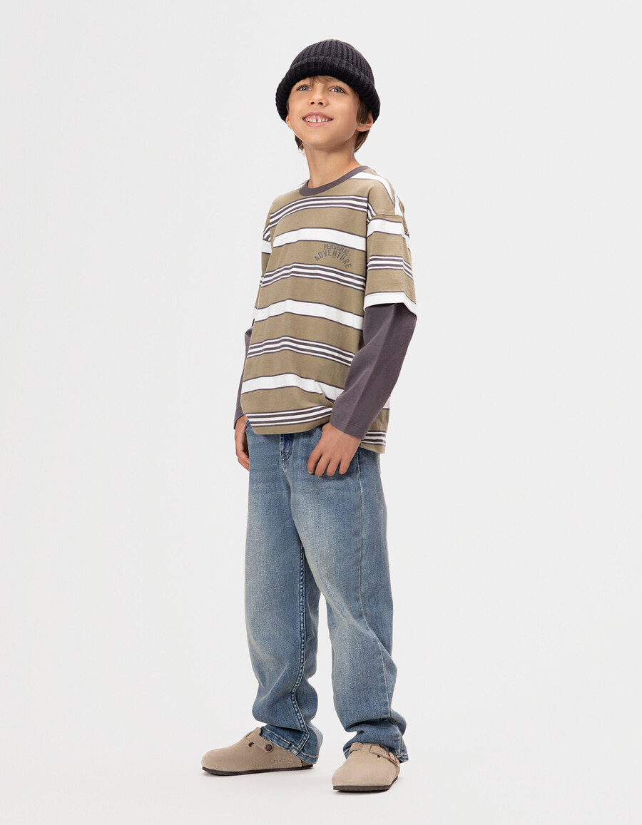 camiseta gris de algodón orgánico con mangas trampantojo para niño