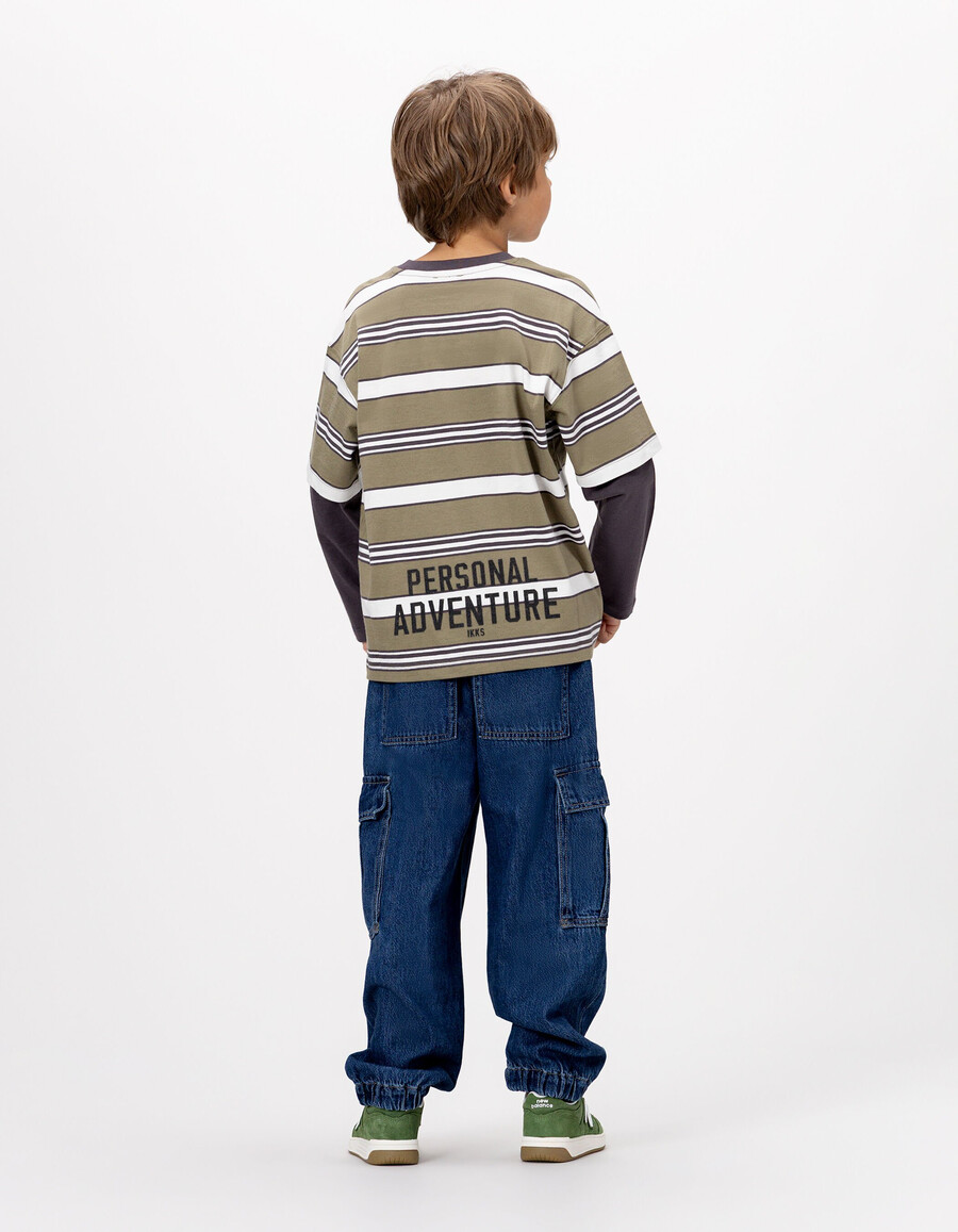camiseta gris de algodón orgánico con mangas trampantojo para niño