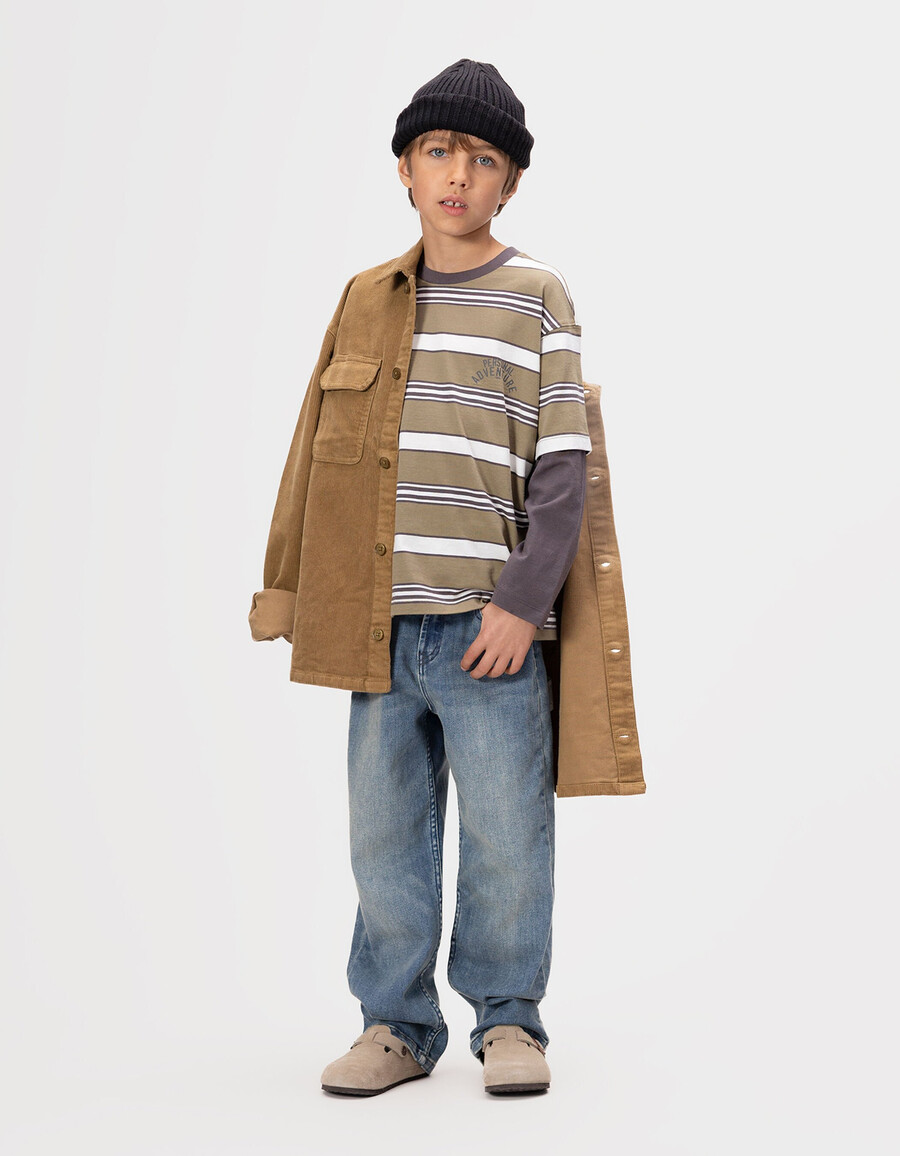 camiseta gris de algodón orgánico con mangas trampantojo para niño