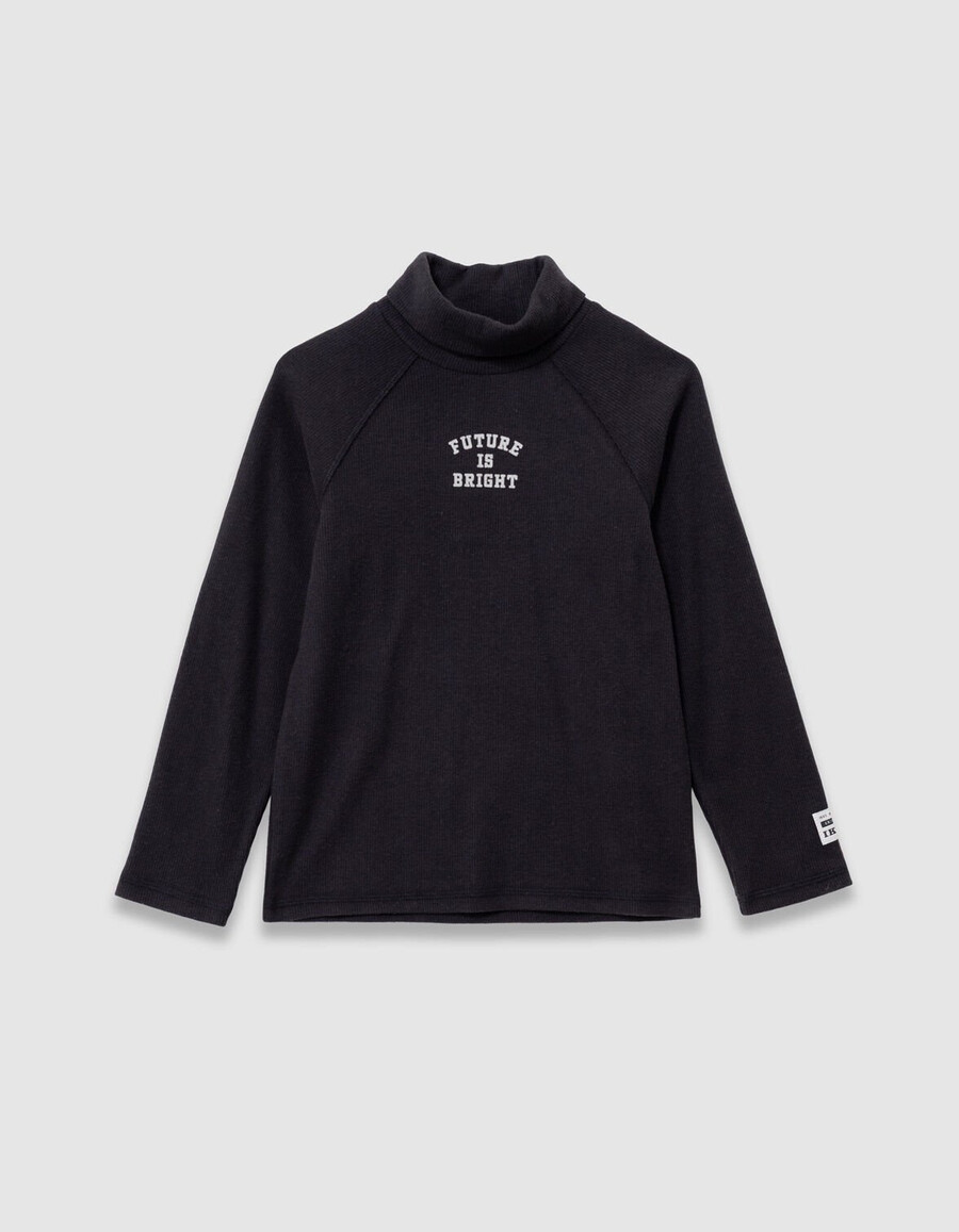camiseta negra de manga larga y cuello vuelto para niño
