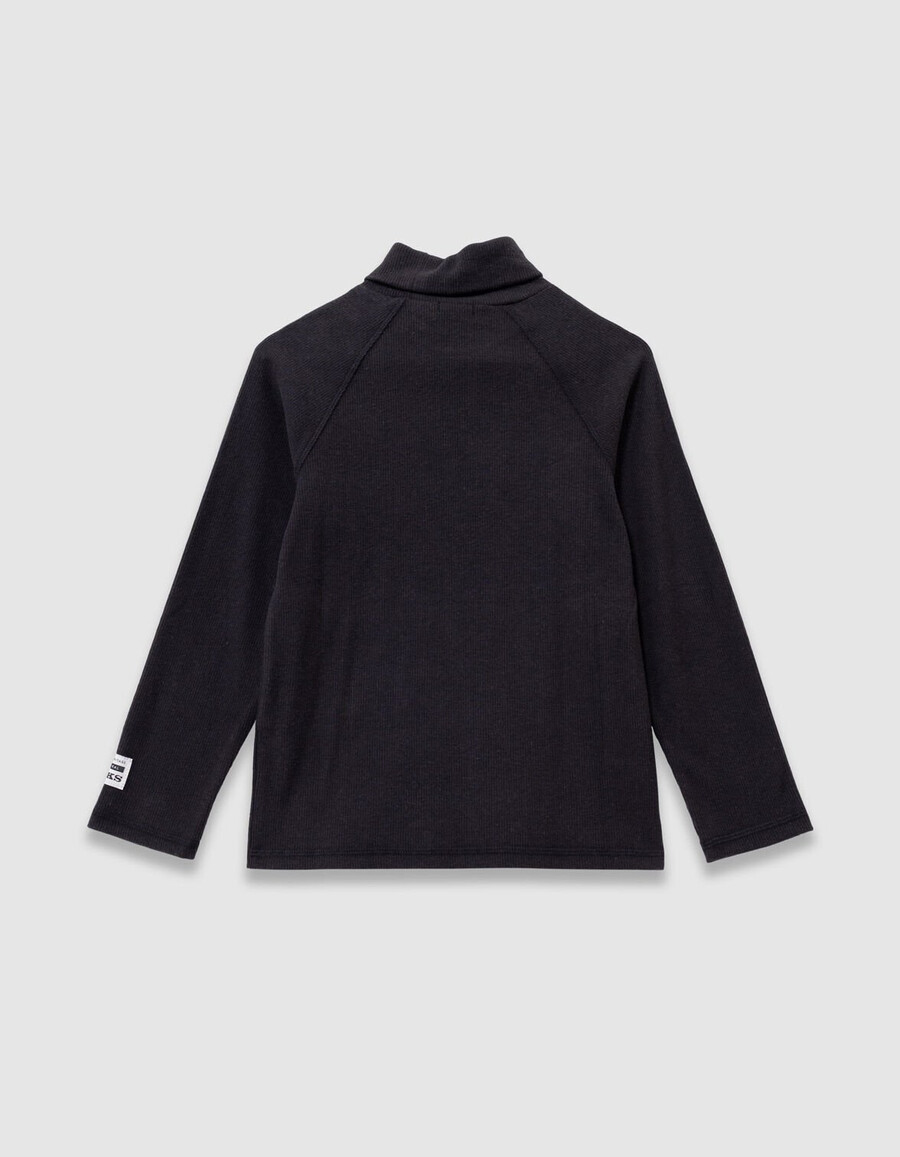 camiseta negra de manga larga y cuello vuelto para niño