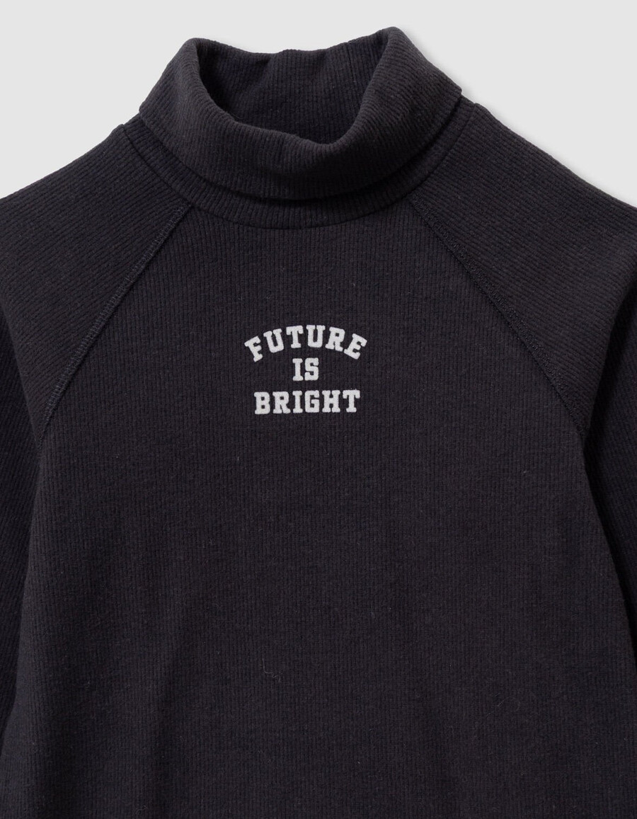 camiseta negra de manga larga y cuello vuelto para niño