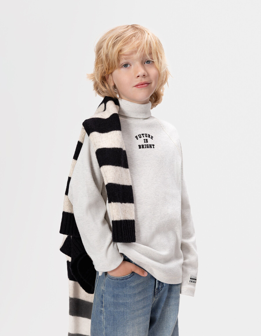 camiseta gris de manga larga y cuello vuelto para niño