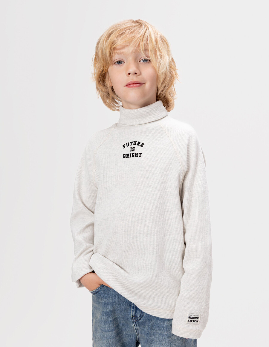 camiseta gris de manga larga y cuello vuelto para niño