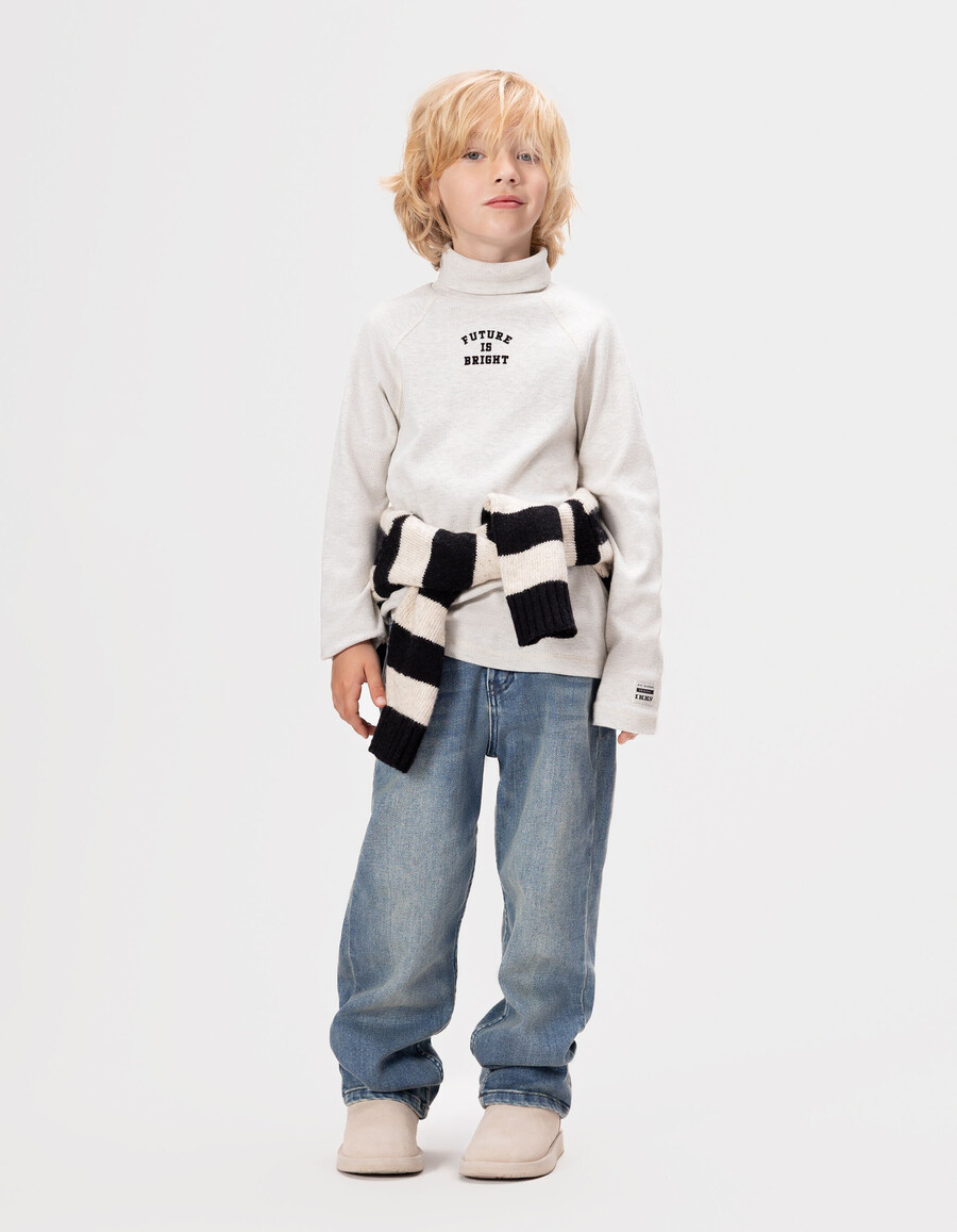 camiseta gris de manga larga y cuello vuelto para niño