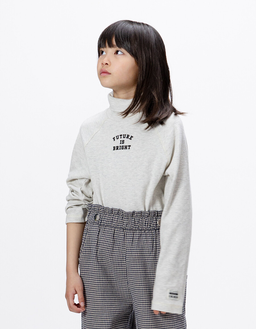 camiseta gris de manga larga y cuello vuelto para niño