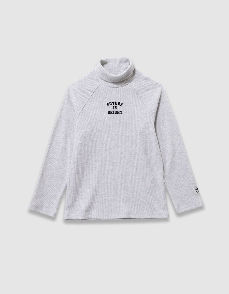 camiseta gris de manga larga y cuello vuelto para niño