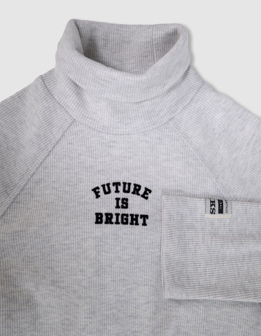 camiseta gris de manga larga y cuello vuelto para niño