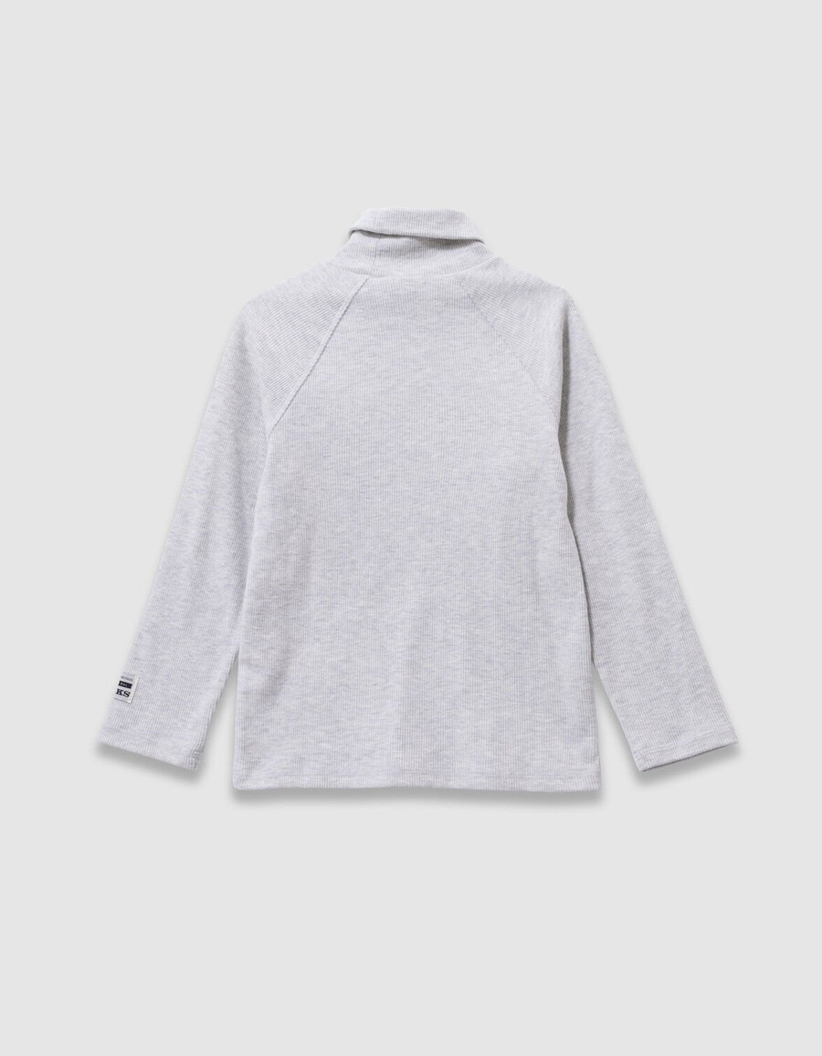 camiseta gris de manga larga y cuello vuelto para niño