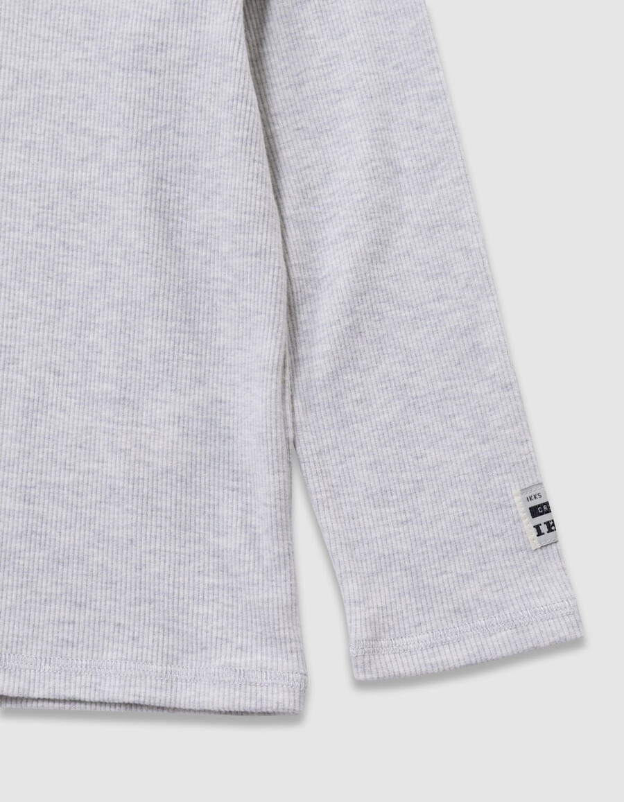 camiseta gris de manga larga y cuello vuelto para niño