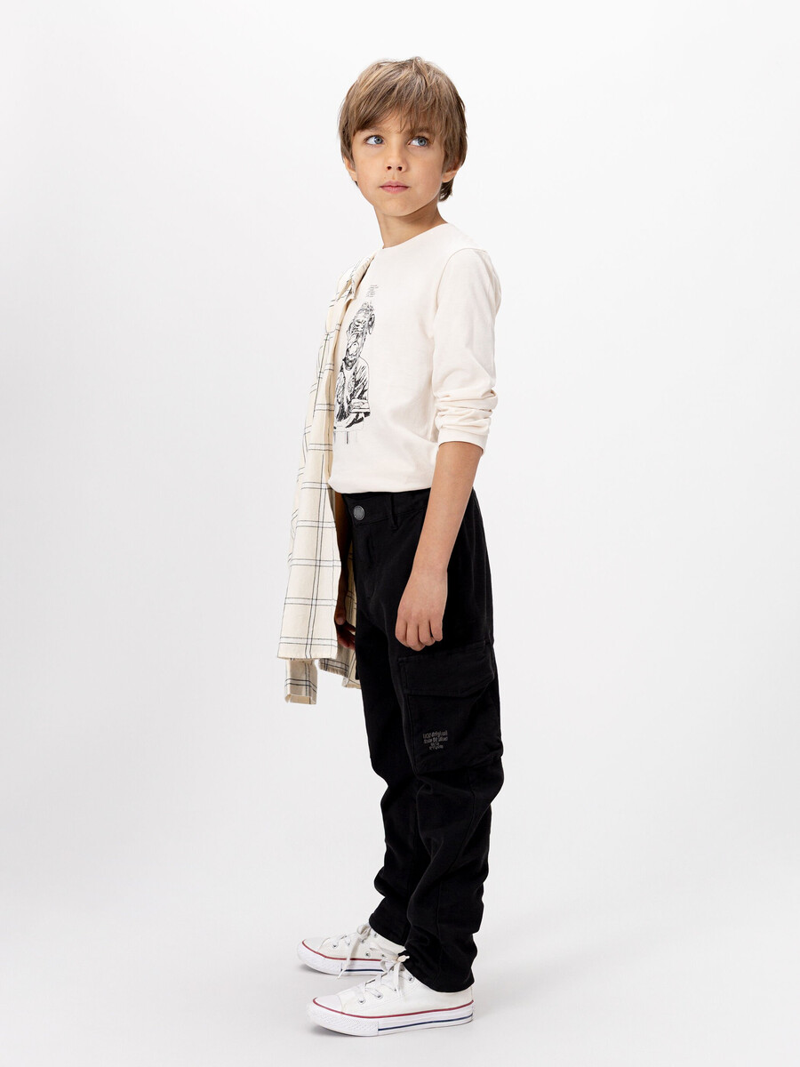 pantalones rectos negros estilo cargo para niño