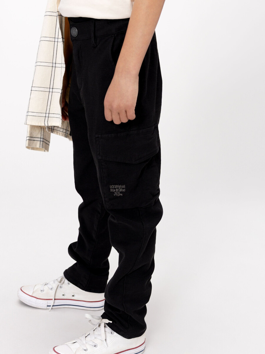 pantalones rectos negros estilo cargo para niño