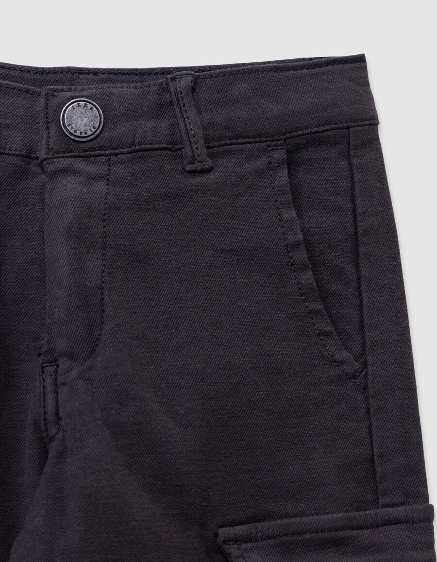 pantalones rectos negros estilo cargo para niño
