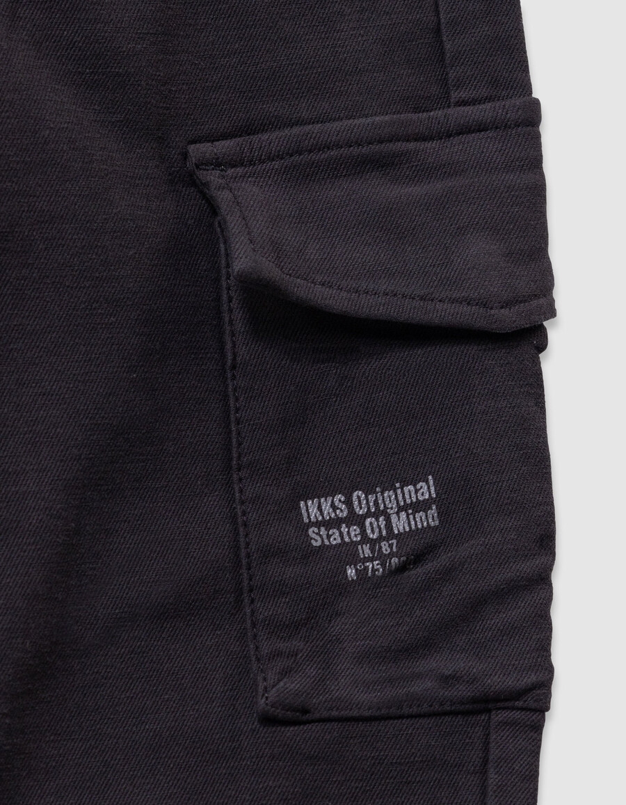 pantalones rectos negros estilo cargo para niño
