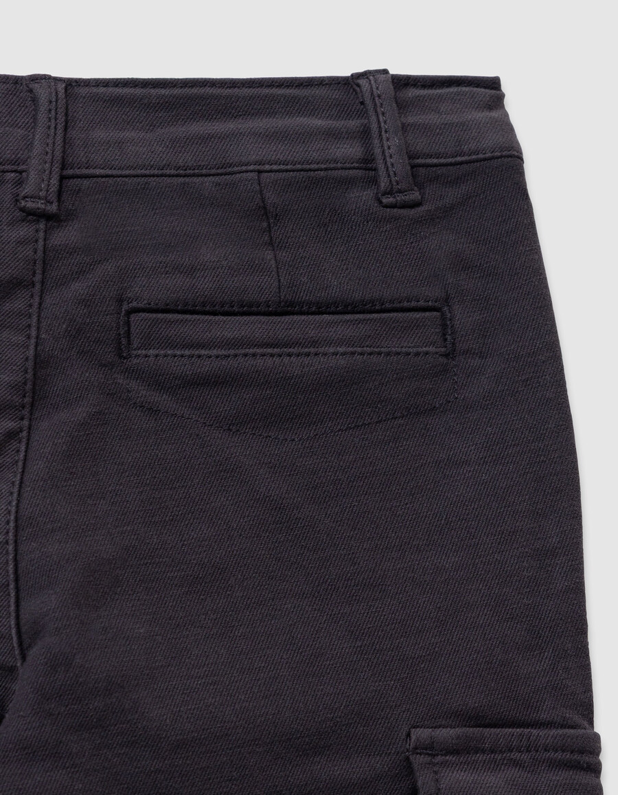 pantalones rectos negros estilo cargo para niño