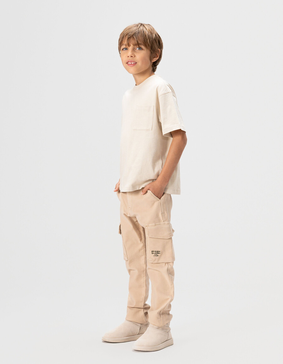 pantalones rectos estilo cargo beige para niño