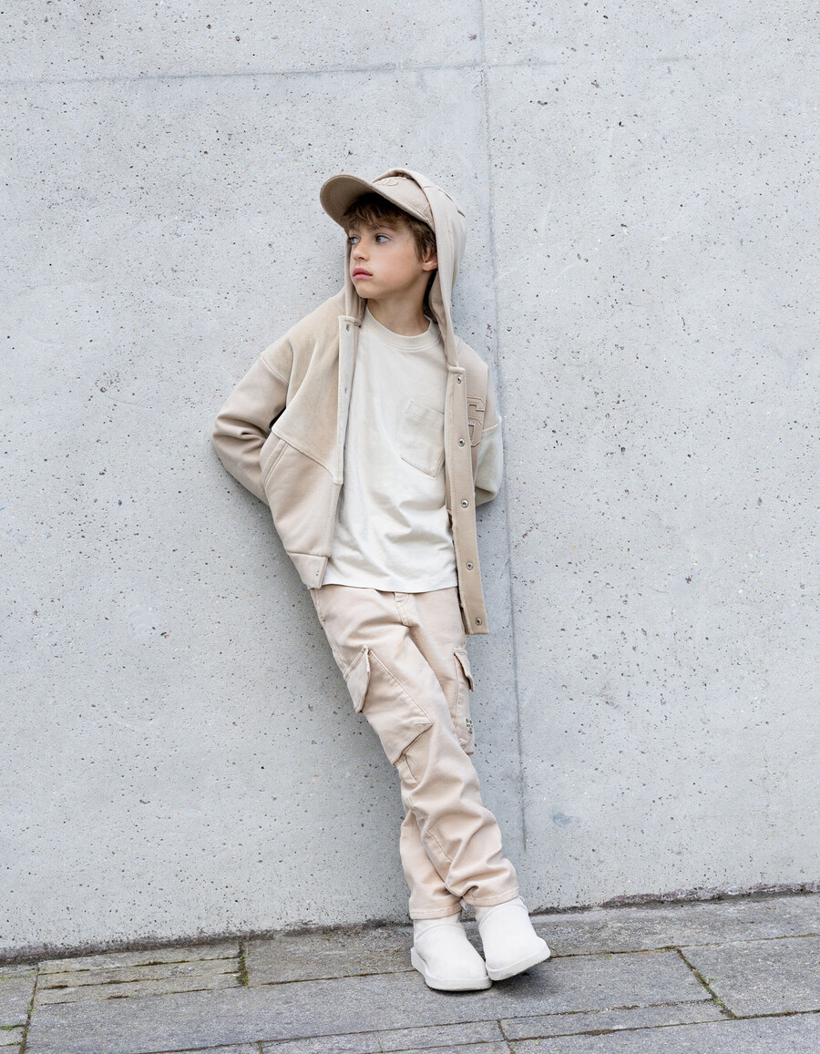 pantalones rectos estilo cargo beige para niño