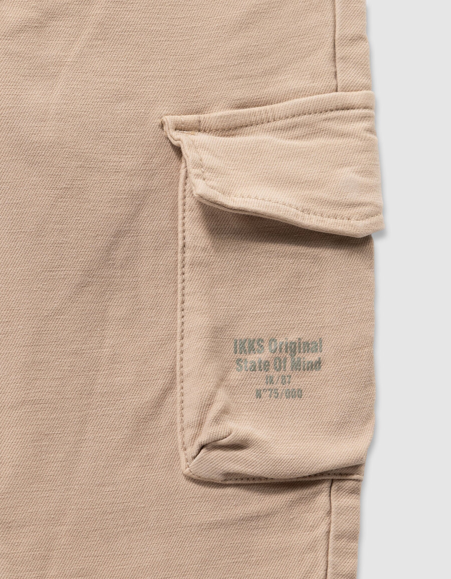 pantalones rectos estilo cargo beige para niño