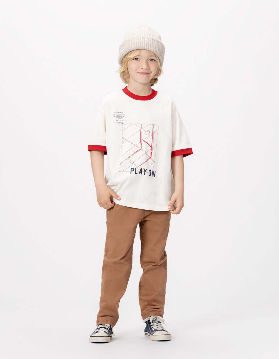 pantalones chinos holgados de color marrón claro para niño