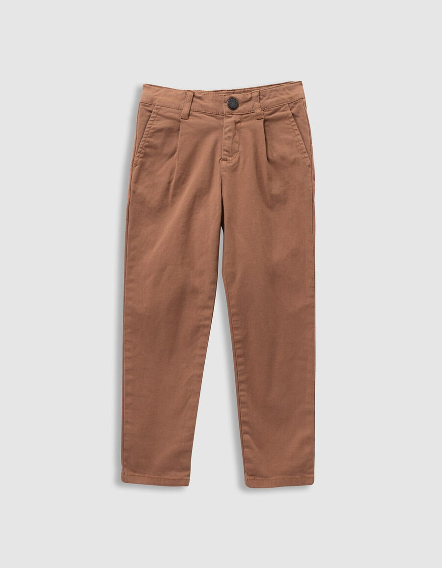 pantalones chinos holgados de color marrón claro para niño