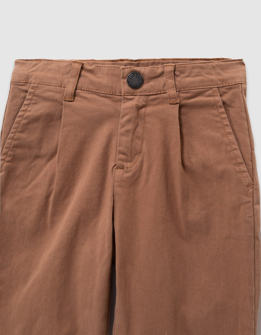 pantalones chinos holgados de color marrón claro para niño