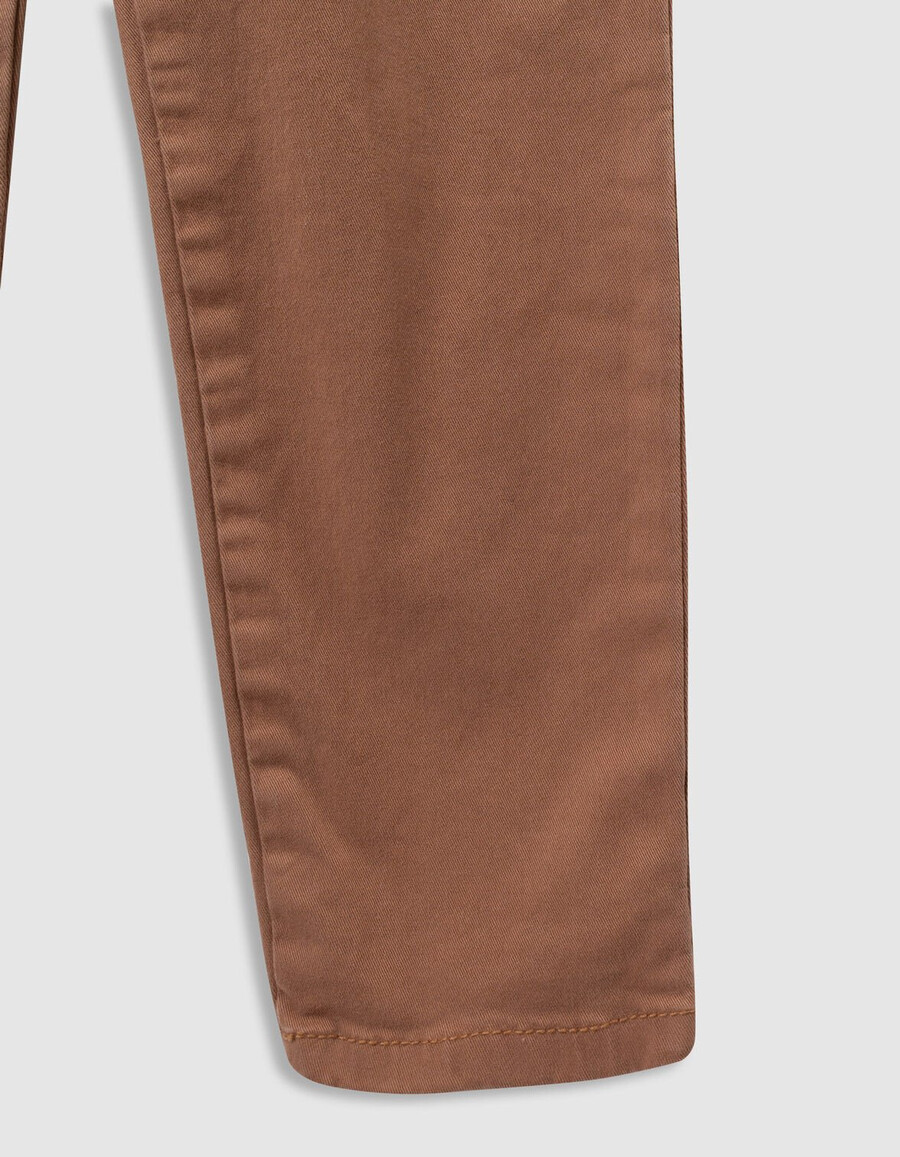 pantalones chinos holgados de color marrón claro para niño