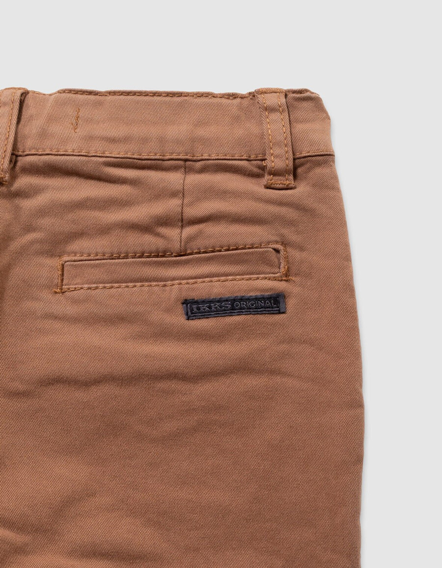 pantalones chinos holgados de color marrón claro para niño