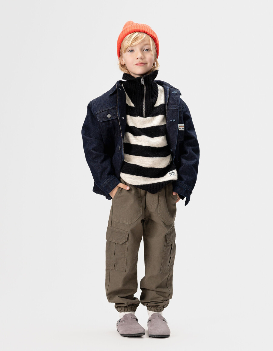 pantalones deportivos holgados color caqui para niño