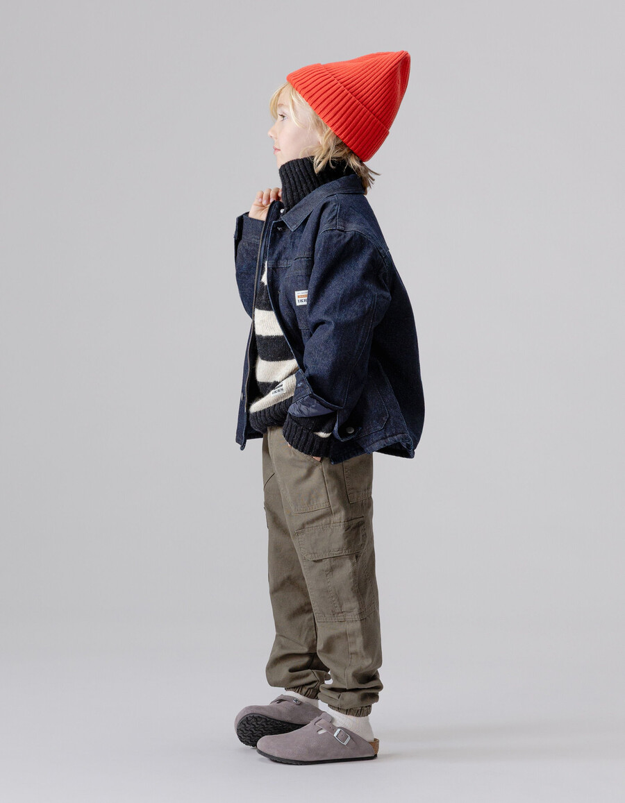 pantalones deportivos holgados color caqui para niño