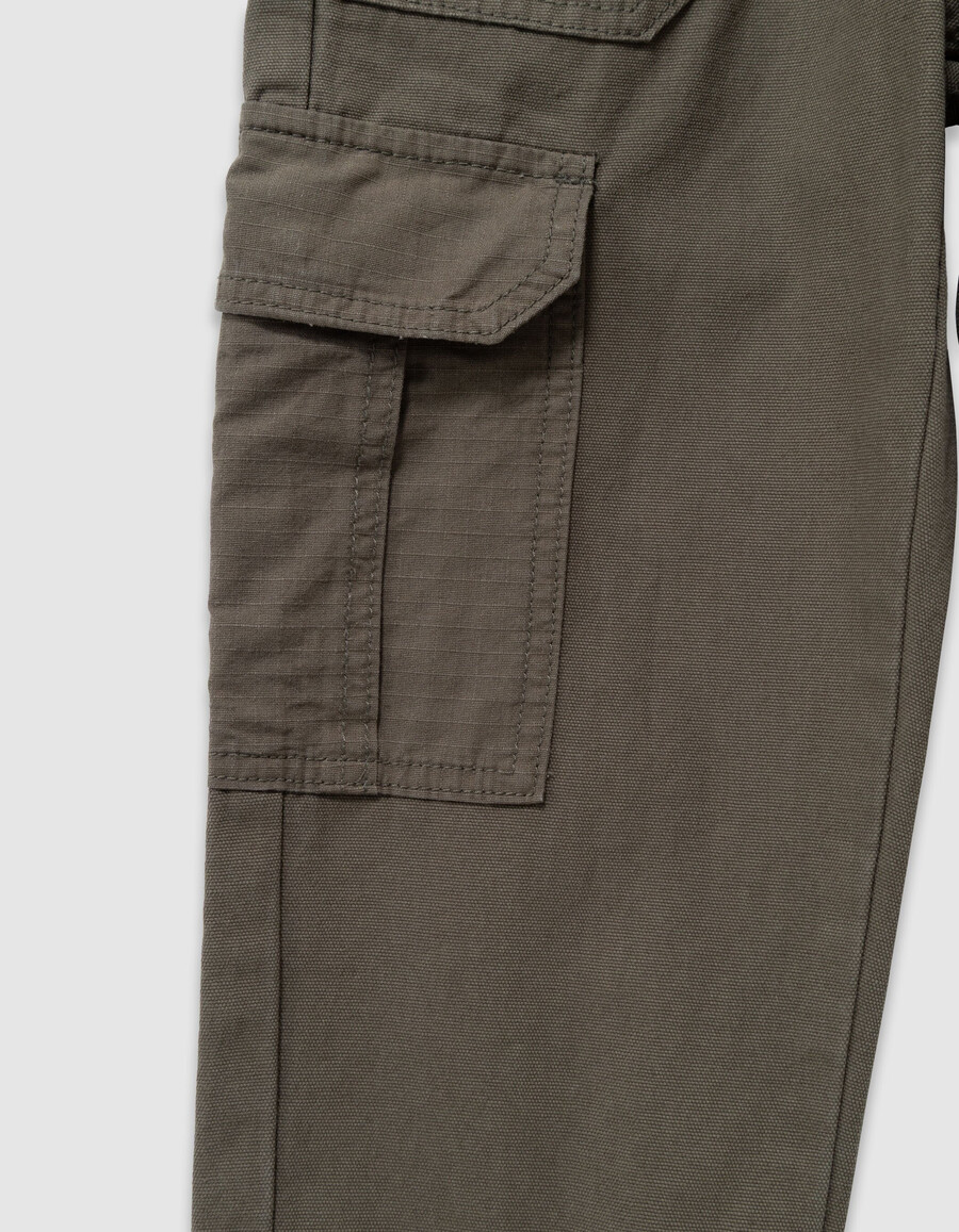 pantalones deportivos holgados color caqui para niño