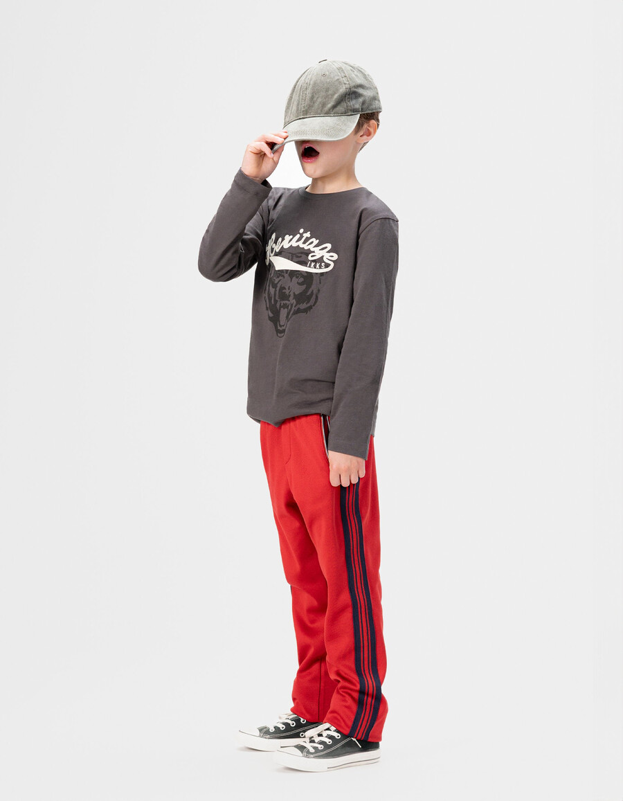 pantalones deportivos rojos con rayas azul marino para niño