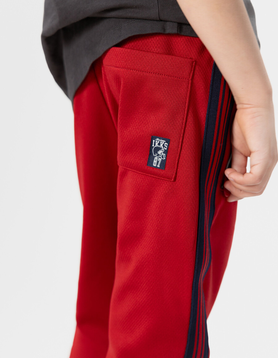 pantalones deportivos rojos con rayas azul marino para niño