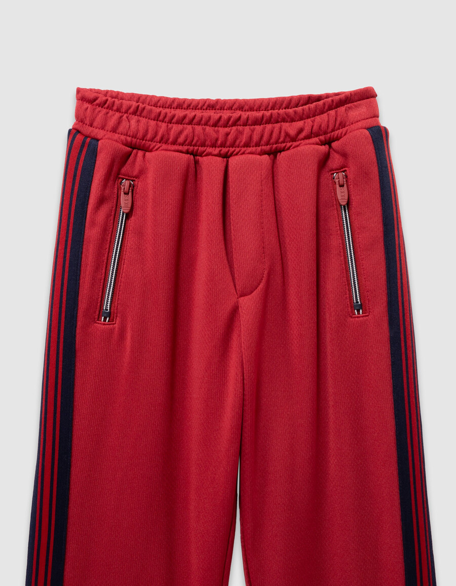 pantalones deportivos rojos con rayas azul marino para niño
