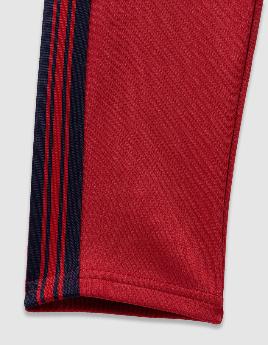 pantalones deportivos rojos con rayas azul marino para niño