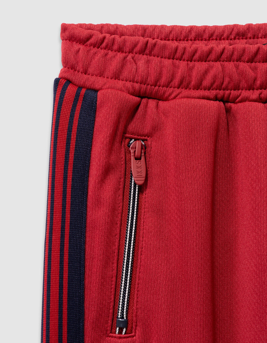 pantalones deportivos rojos con rayas azul marino para niño