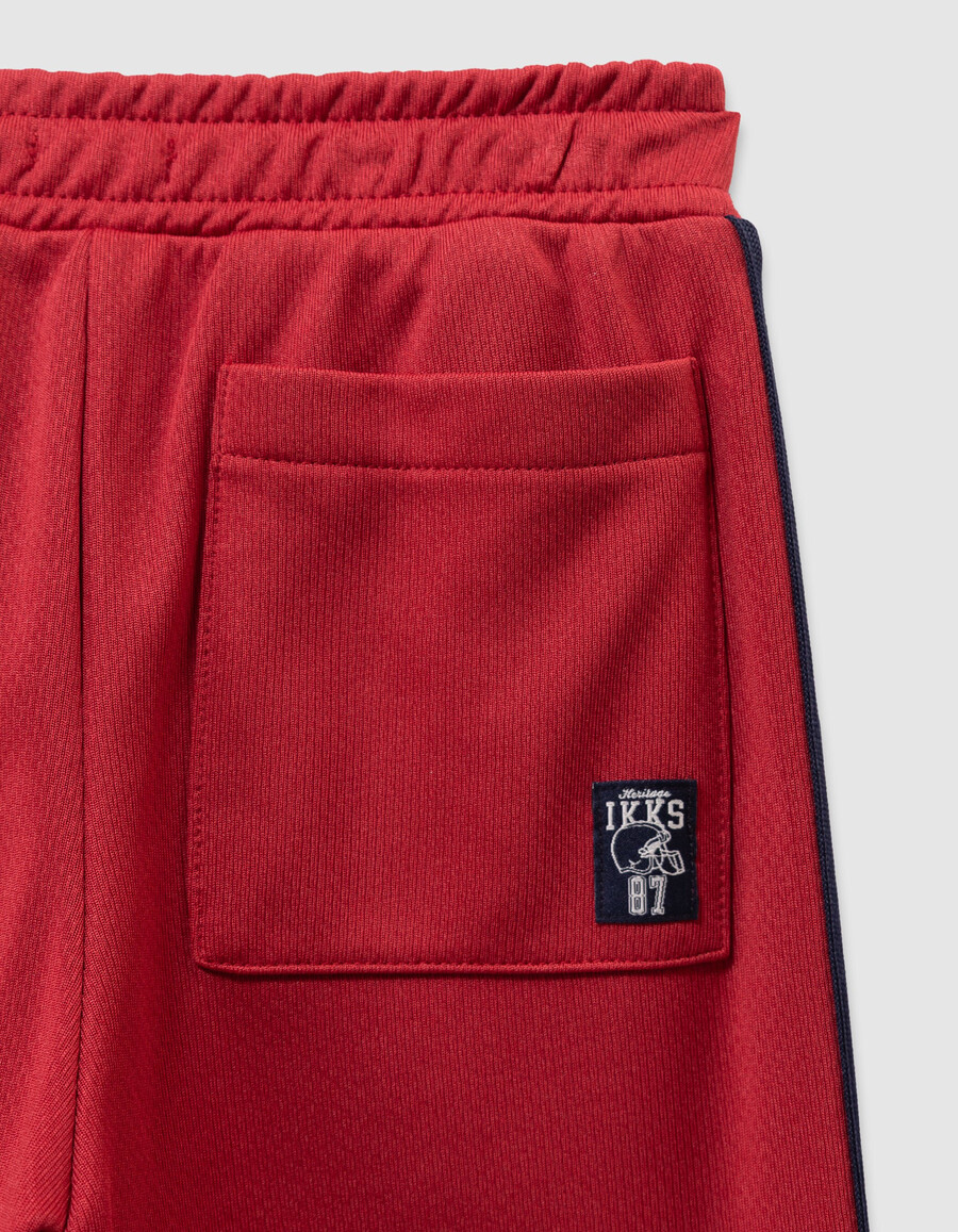 pantalones deportivos rojos con rayas azul marino para niño