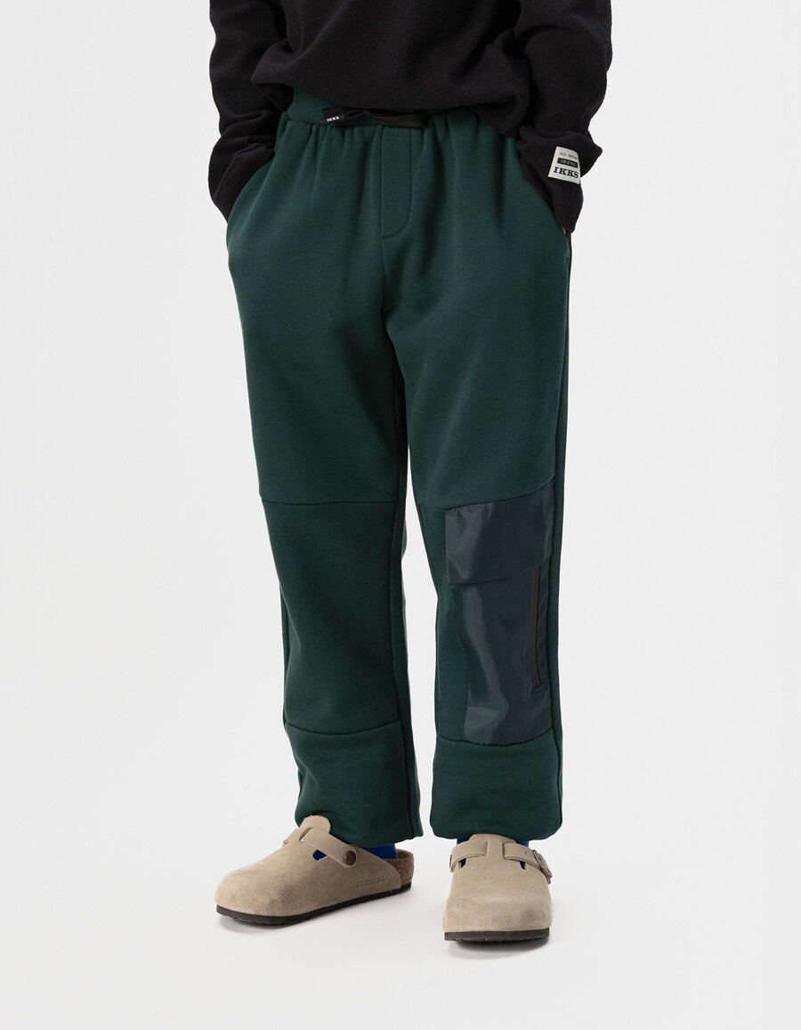 joggers verdes para niño con bolsillo de tejido mixto
