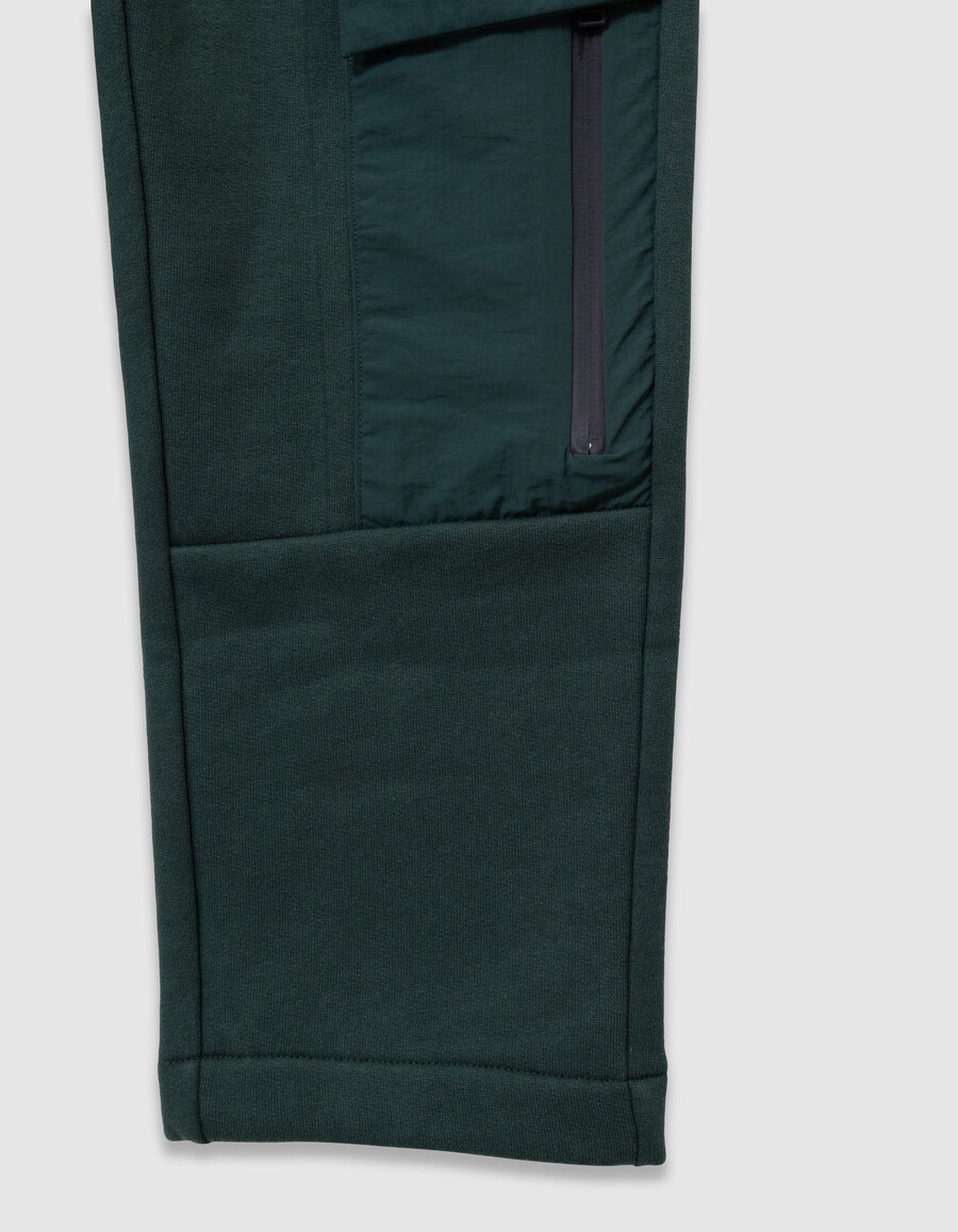 joggers verdes para niño con bolsillo de tejido mixto