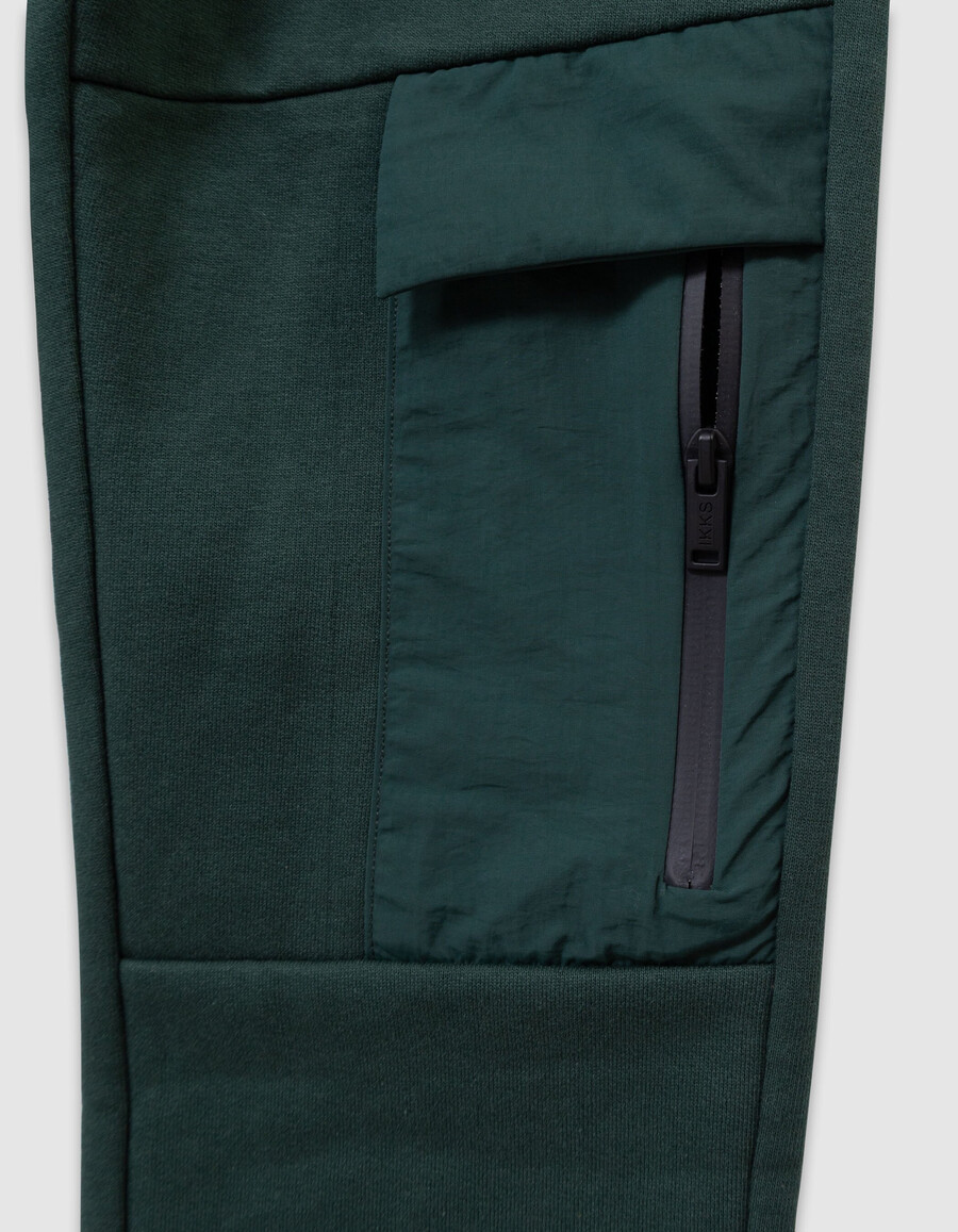 joggers verdes para niño con bolsillo de tejido mixto