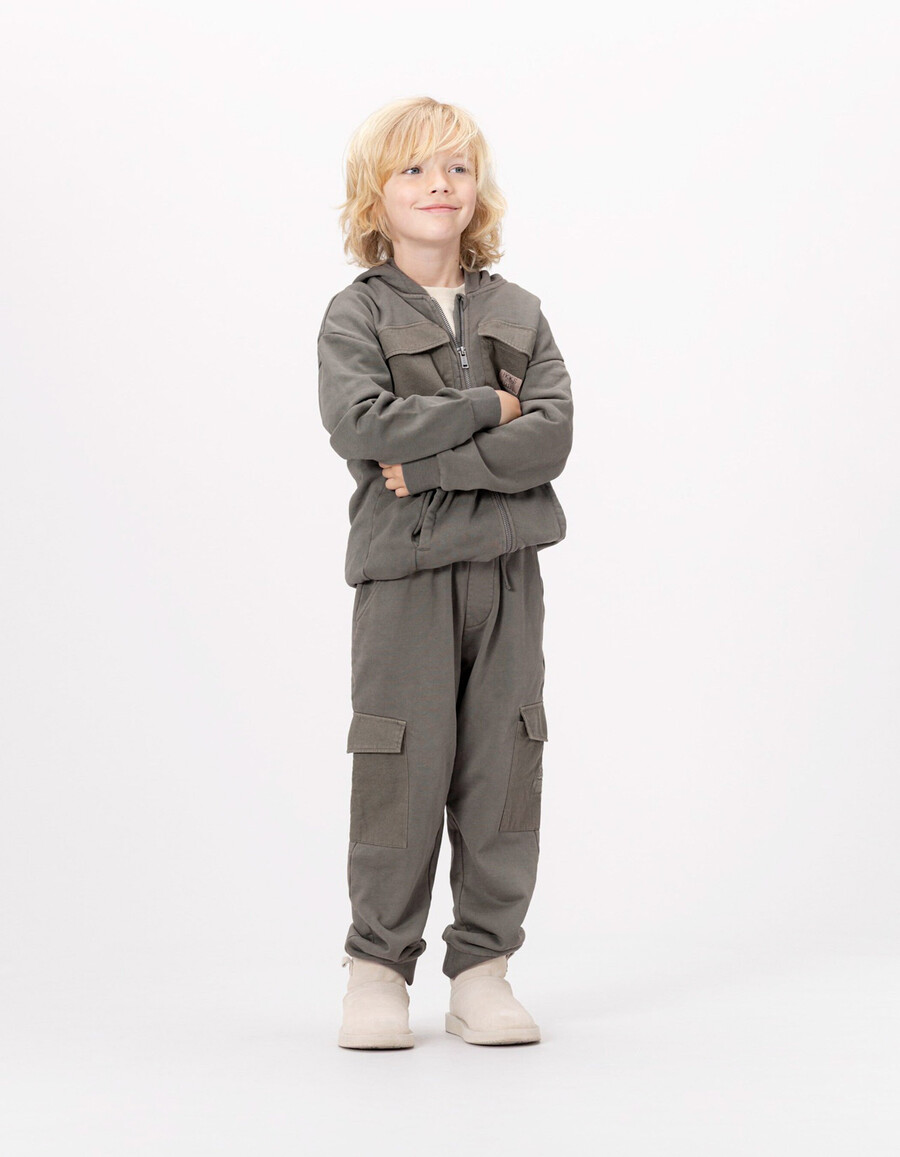 pantalones deportivos estilo cargo de algodón orgánico color caqui para niño